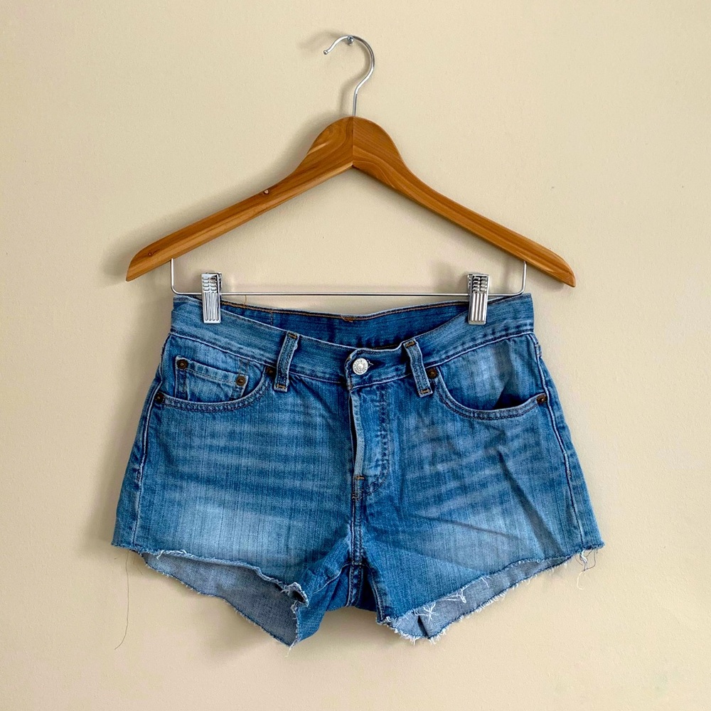 LEVI Strauss Distressed Vintage 501 Denim Shorts in Size 25